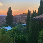 Donna Laura - * San Quirico dʼOrcia